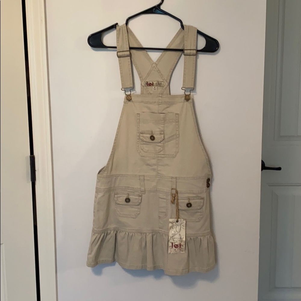 Overall skirt with buttons.